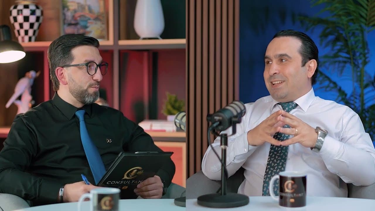 Çap olunmuş müqaviləni qələmlə imzalayan şəxs
